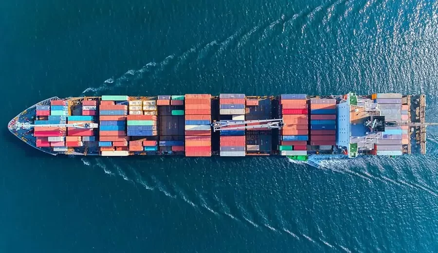 سفينة حاويات في الميناء